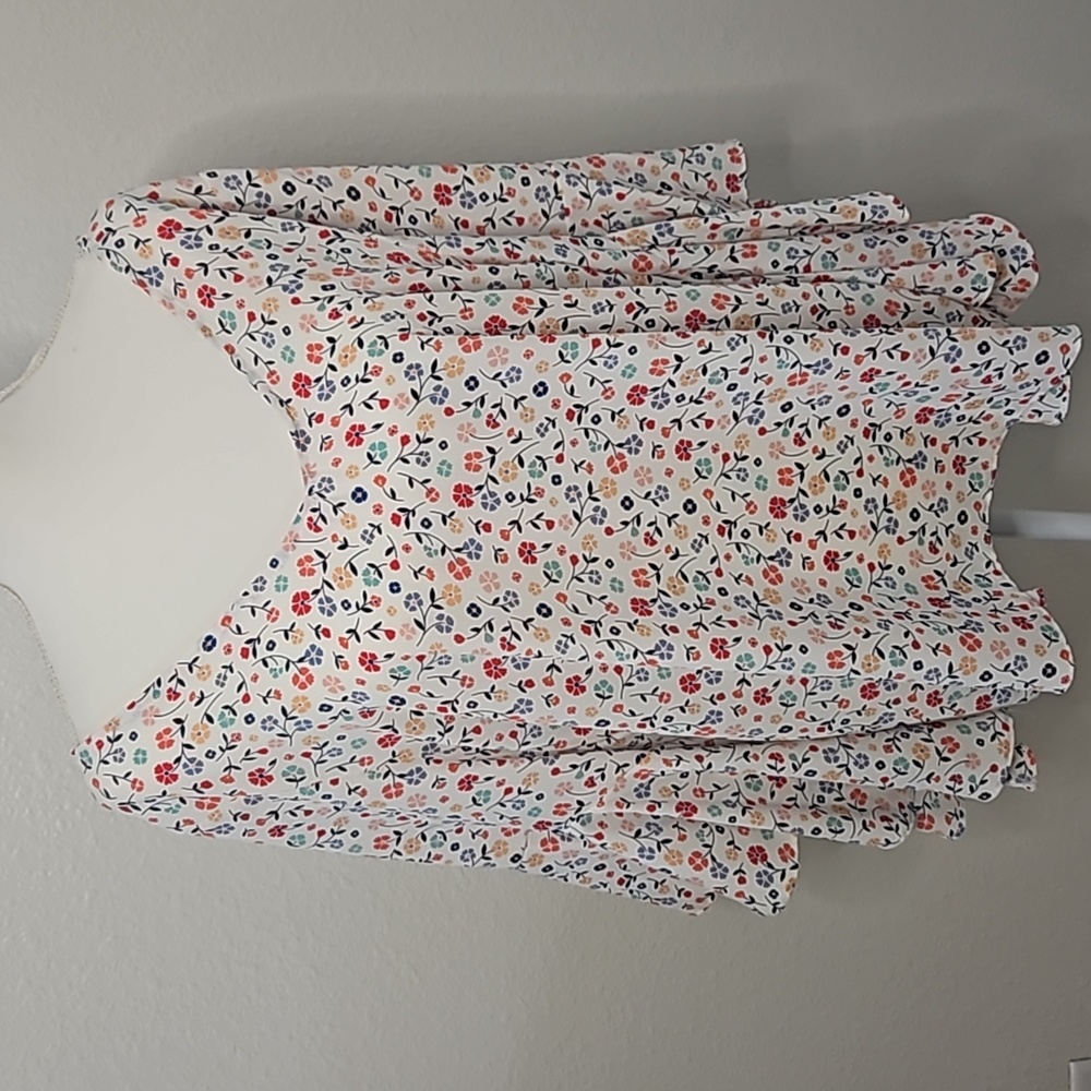 Floral V-Neck Women's Top NWT - Picture 2 of 10